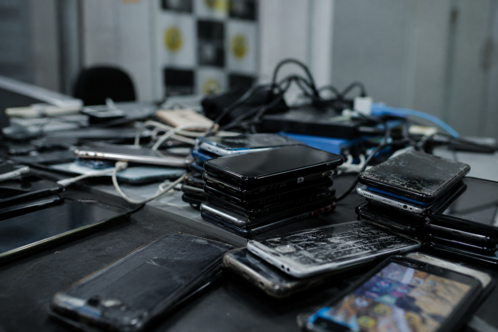 Polícia identifica base de desbloqueio de celulares roubados ao lado de prédio policial no centro de SP policia-identifica-base-de-desbloqueio-de-celulares-roubados-ao-lado-de-predio-policial-no-centro-de-sp